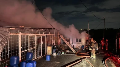 Sultangazi’de halı yıkama ve marangoz dükkanında yangın çıktı
