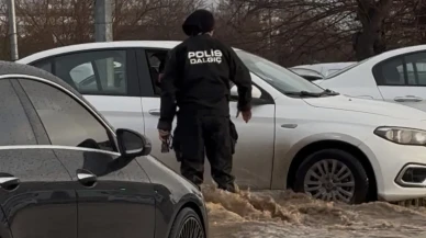 Adana’da sel nedeniyle kaldırım kayboldu, vatandaş hastane duvarından yürüyerek geçti