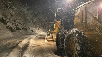 Trabzon'da karla mücadele ekipleri 50 mahalle yolunu açmak için çalışıyor