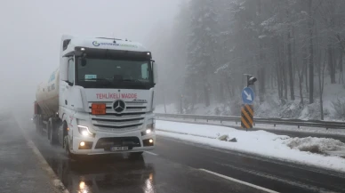 Bolu Dağı’nda sis ve hafif kar yağışı nedeniyle görüş mesafesi 30 metreye düştü