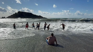 Mersin'de gelenek bozulmadı, yeni yılın ilk gününde denize girdiler