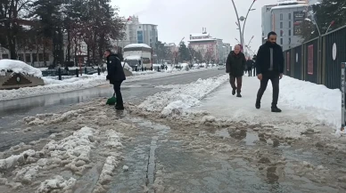 Muş'ta polisin caddeyi kürekle temizleme örneği vatandaşlardan takdir topladı