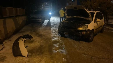 Karaman’da park halindeki 2 araca çarpan otomobilin sürücüsü kaza yerini terk etti