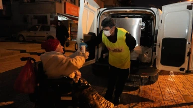 Keçiören Belediyesi soğuk havalarda vatandaşlara sıcak çorba dağıtıyor