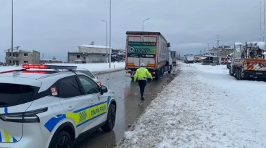 Hatay’da karla kaplı yollarda mahsur kalan vatandaşlara polis ekipleri yardım etti