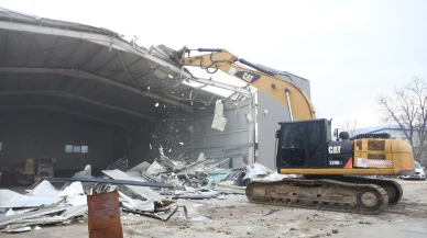 Nilüfer'de iki kaçak iş yeri bin 300 metrekare alanda yıkıldı