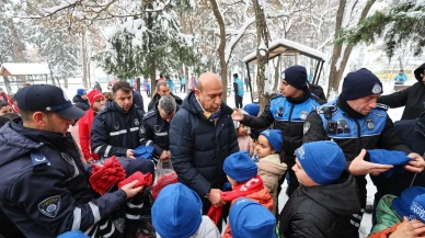 Gaziantep'te çocuklara atkı, bere ve eldiven dağıtıldı