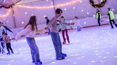 İzmir'de kışın keyfi buz pistlerinde yaşanıyor