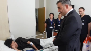 Elazığ'da hastanede yatan çocuklar karne heyecanı yaşadı