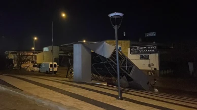 Karaman'da fırtına nedeniyle çatı uçtu ve ağaçlar devrildi