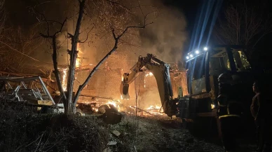 Çorum'un Laçin ilçesinde çıkan yangın ev ve depoyu kullanılamaz hale getirdi