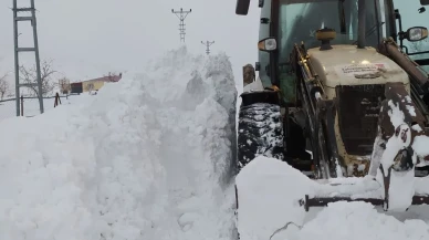 Kahramanmaraş'ta karla mücadele çalışmaları yoğun şekilde sürüyor