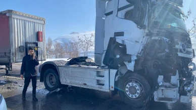 Bitlis'te iki tırın çarpışması sonucu maddi hasarlı kaza meydana geldi
