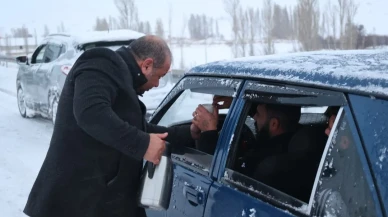 Bünyan Belediyesi kar mesaisindeki ekiplere ve vatandaşlara sıcak çay ikram etti