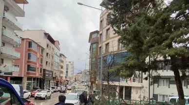 Bursa'da şiddetli rüzgara karşı belediye ekipleri sahada çalıştı