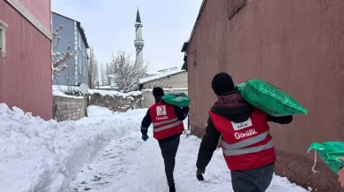 Ağrı’da Kızılay ihtiyaç sahiplerine kömür yardımı yapmaya devam ediyor