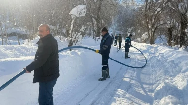 hakkari'de su arıza ekibi 1,5 metre karı aşarak arızaya ulaştı