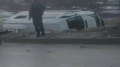 Gaziantep'te gizli buzlanma nedeniyle kontrolden çıkan işçi servisi şarampole devrildi: 10 yaralı