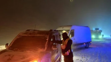 Kahramanmaraş'ta yoğun kar nedeniyle mahsur kalan vatandaşlara jandarma ve Kızılay ekiplerinden yardım