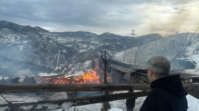 Karabük’te alevlere teslim olan ahşap ev tamamen yandı