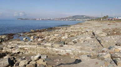 Kuşadası’nda fırtına sonrası kilise ve mezarlar ortaya çıktı