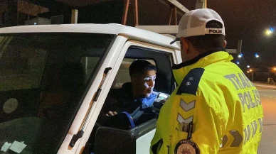 Burdur’da alkollü sürücü polis görmesiyle kaldırıma çıktı ve yakalandı