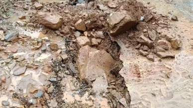 Aydın’da yoğun yağış sonrası istinat duvarı çöktü yollarda çukurlar oluştu