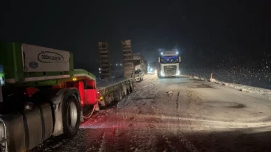 Şanlıurfa'da yoğun kar yağışı nedeniyle D-400 karayolu kapandı, polis ve jandarma yolda kalan