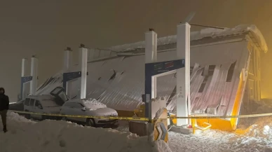 Hakkari'nin Derecik ilçesinde yoğun kar yağışı nedeniyle akaryakıt istasyonunun çatısı çöktü