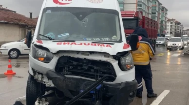 Aksaray'da hasta taşıyan ambulans ile hafif ticari araç çarpıştı: 8 yaralı
