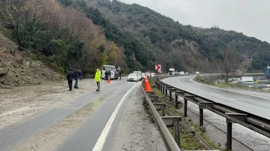Zonguldak’ta heyelan kara yolunu kapattı, otomobilde maddi hasar meydana geldi
