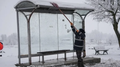 Düzce'de kar timleri yaya kaldırımları ve otobüs duraklarında görev başında
