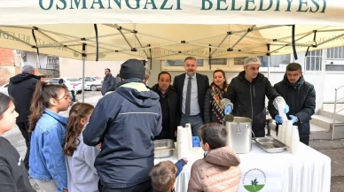 Osmangazi’de cuma namazı sonrası vatandaşlara sıcak çorba ikram edildi