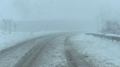 Adıyaman-Çelikhan karayolu'nda karlı yolda mahsur kalan araçlar kurtarıldı