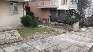 Ankara'da kontrolden çıkan hafriyat kamyonu bahçedeki 4 araca çarptı