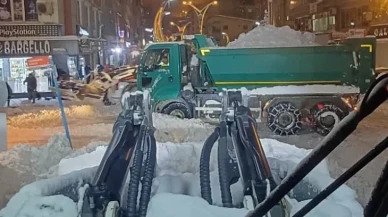 Hakkari’de kar yığınları şehir dışına taşınıyor