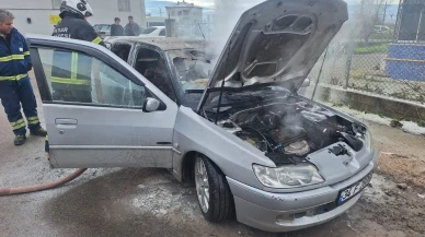 Niksar’da park halindeki araç yanarak hurdaya döndü