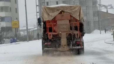 Elazığ'da karla mücadele için belediye ekipleri yoğun çalışıyor