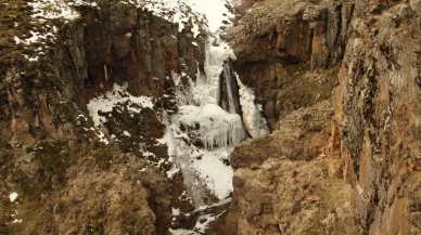 Afyonkarahisar’da donan şelale ve göller hayranlık uyandıran görüntüler oluşturdu