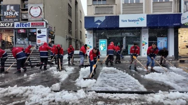 Erzincan’da belediye ekipleri karla mücadele çalışmasını sürdürüyor