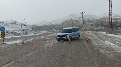 Sivas’ın Gürün ilçesinde yoğun kar yağışı nedeniyle Kayseri-Malatya yolu trafiğe kapatıldı