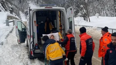 Kastamonu’nun Azdavay ilçesinde rahatsızlanan yaşlı kadın AFAD ekipleri tarafından hastaneye ulaştırıldı