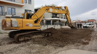 Erenler'de ulaşım çalışmaları kapsamında yol bakım ve çevre düzenlemeleri devam ediyor