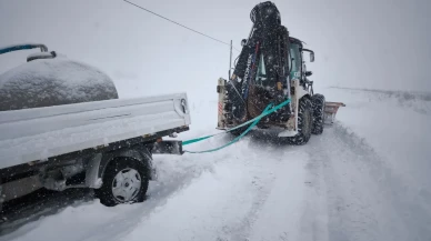 Bayburt'ta karla mücadele çalışmaları için 40 iş makinesi ve 62 personel görev yapıyor