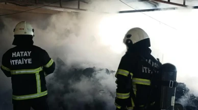 Hatay'ın Kırıkhan ilçesinde 2 katlı evin çatısında çıkan yangın itfaiye tarafından söndürüldü