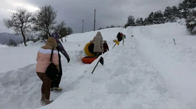Abant'ta köylülerin hazırladığı pistte çocuklar şambrellerle kaydı