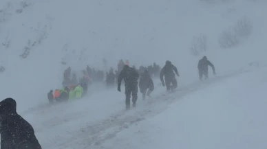 Artvin'de çığ altında kalan çobanı arama çalışmalarına hava şartları nedeniyle ara verildi