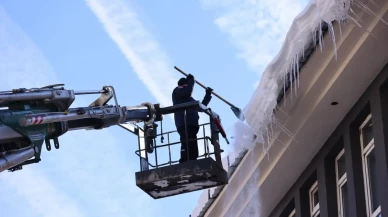 Bingöl’de itfaiye ekipleri buz sarkıtlarını temizledi