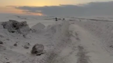 Sivas'ta kara saplanan yolcu midibüsünü muhtar traktörüyle kurtardı