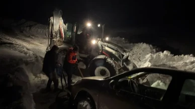 Ağrı’da kar ve fırtınada mahsur kalan vatandaşlar ekipler tarafından kurtarıldı